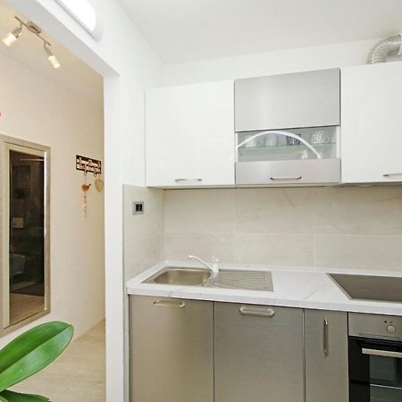 Split Symphony Garden: Modern, New Apartment Exterior foto
