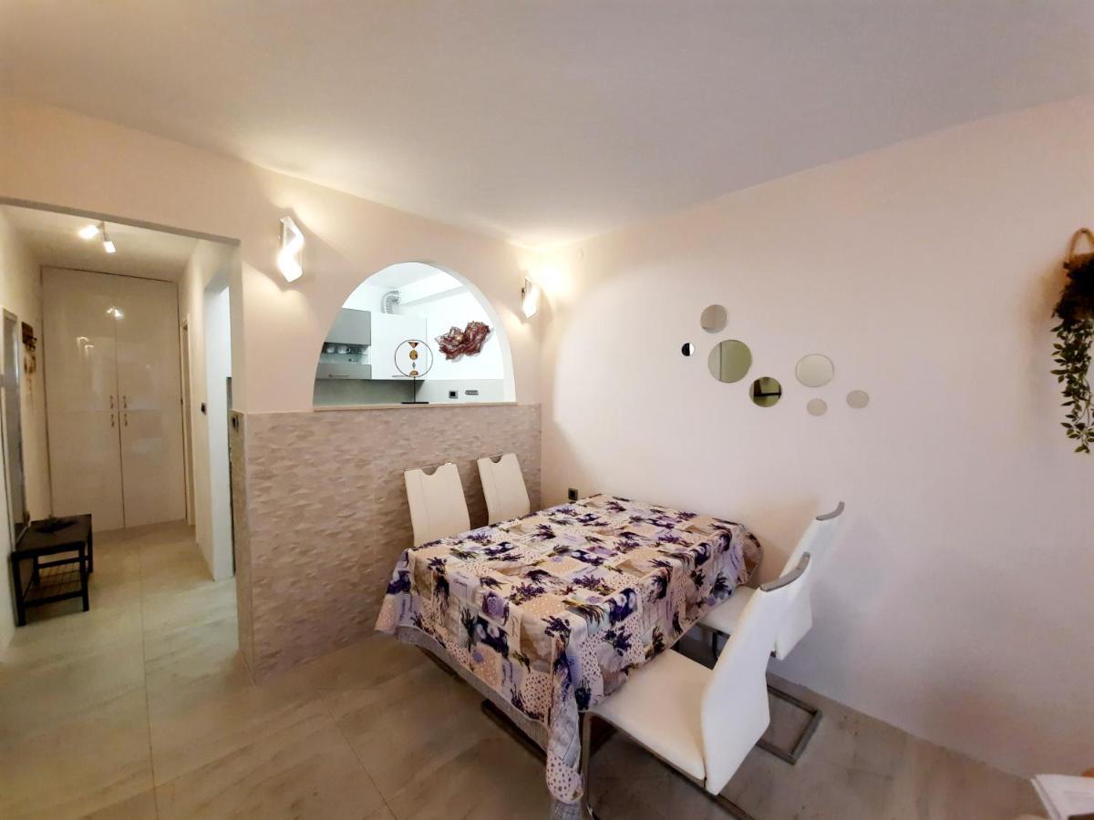 Split Symphony Garden: Modern, New Apartment Exterior foto