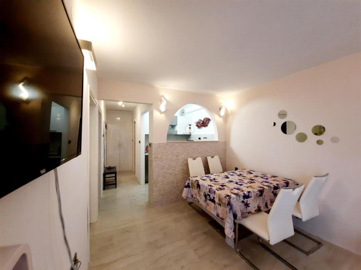 Split Symphony Garden: Modern, New Apartment Exterior foto