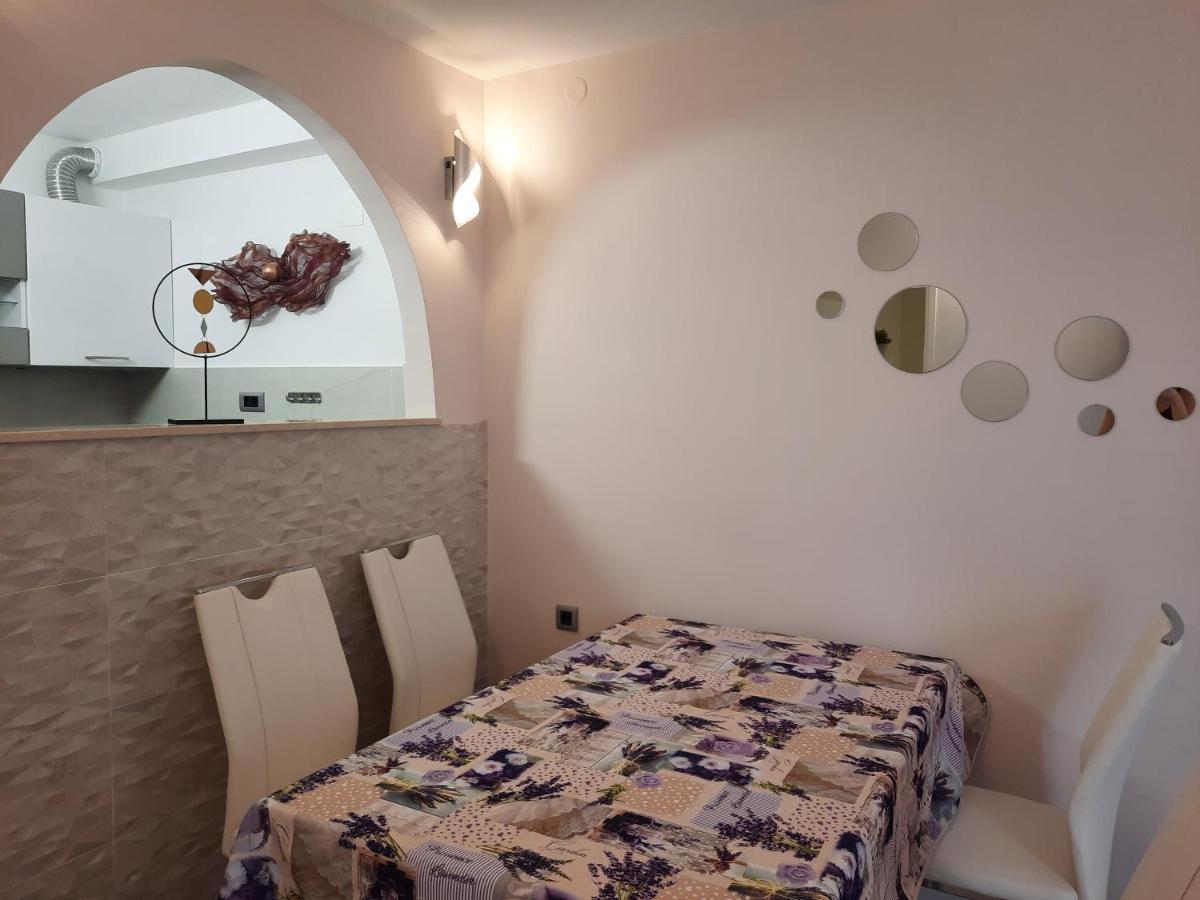 Split Symphony Garden: Modern, New Apartment Exterior foto