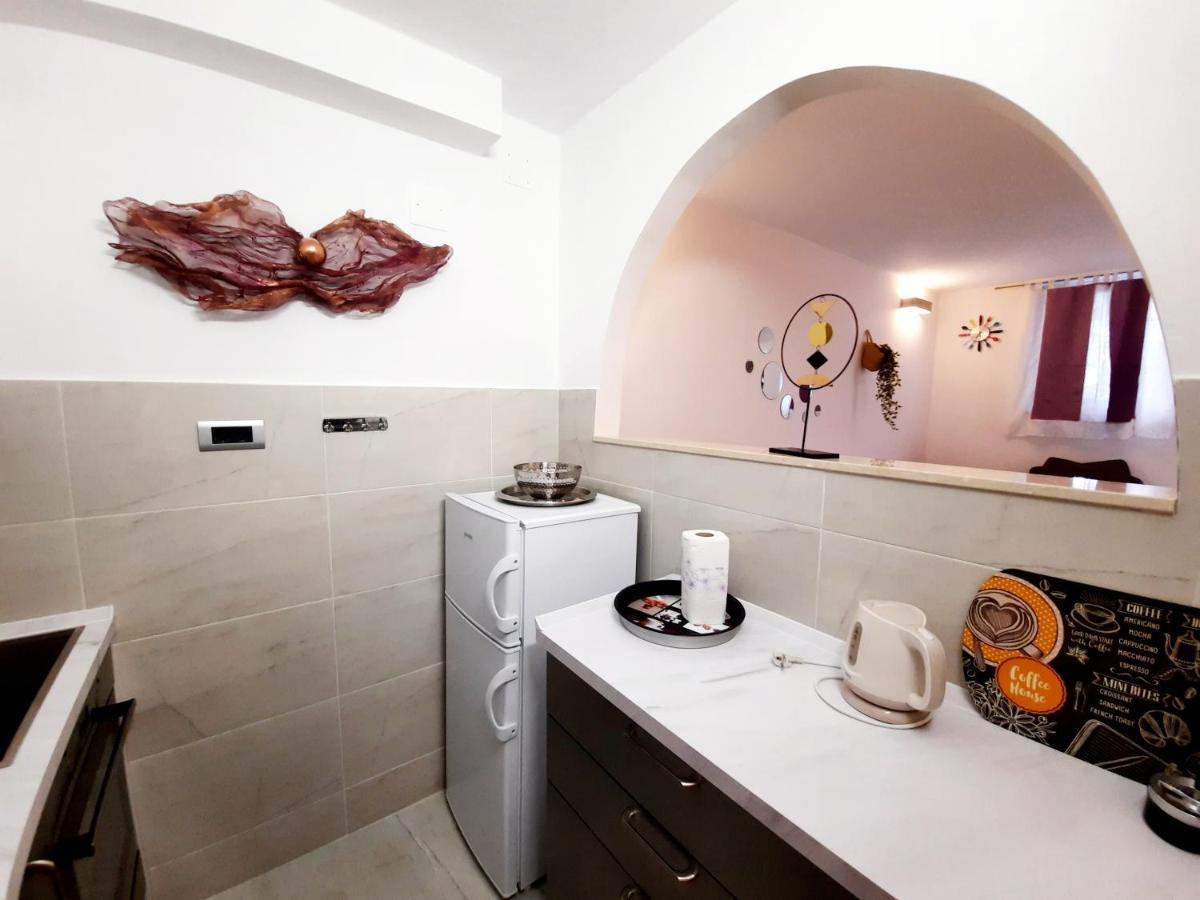 Split Symphony Garden: Modern, New Apartment Exterior foto