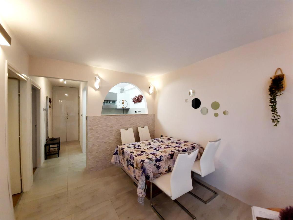 Split Symphony Garden: Modern, New Apartment Exterior foto
