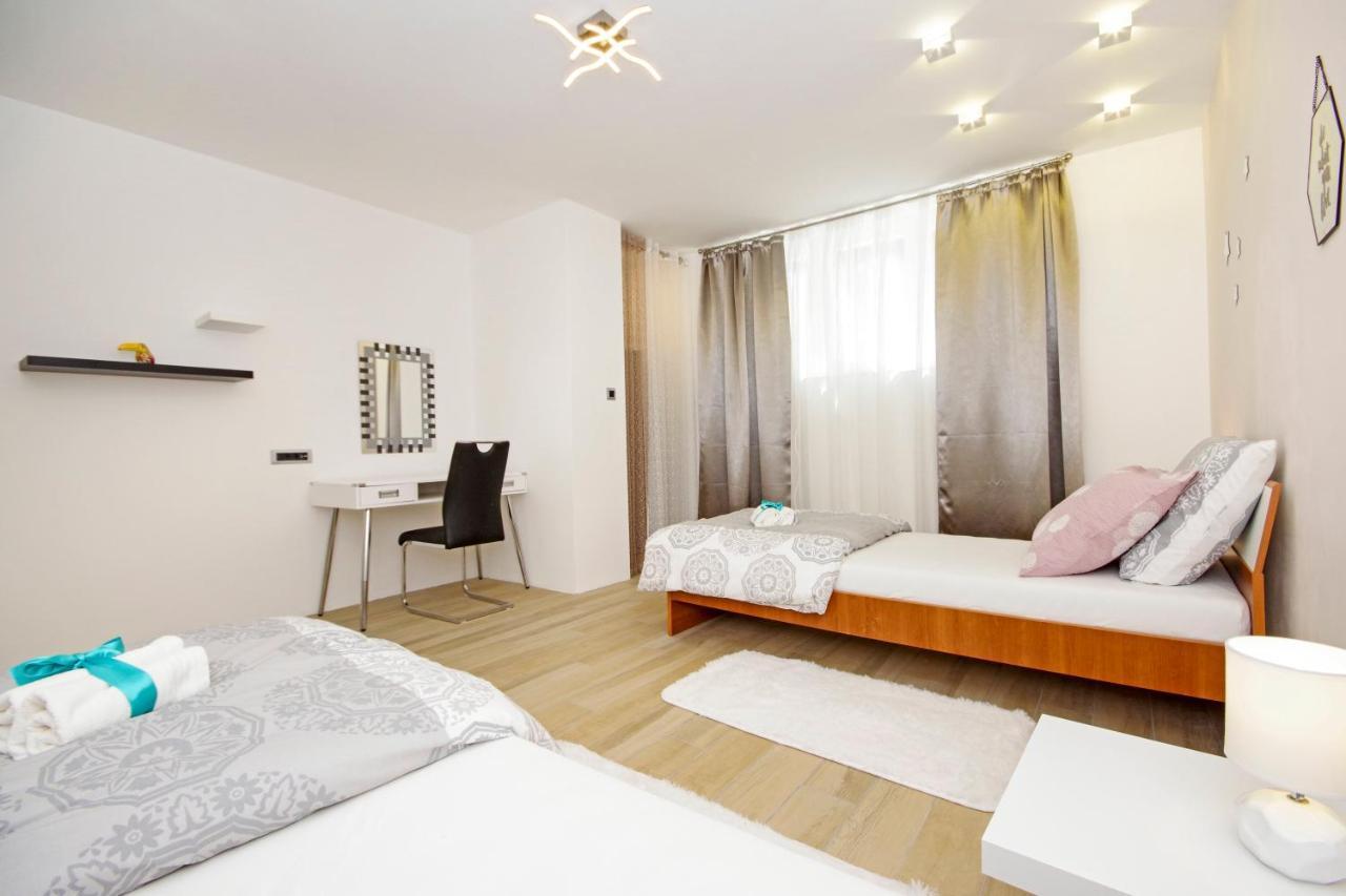Split Symphony Garden: Modern, New Apartment Exterior foto