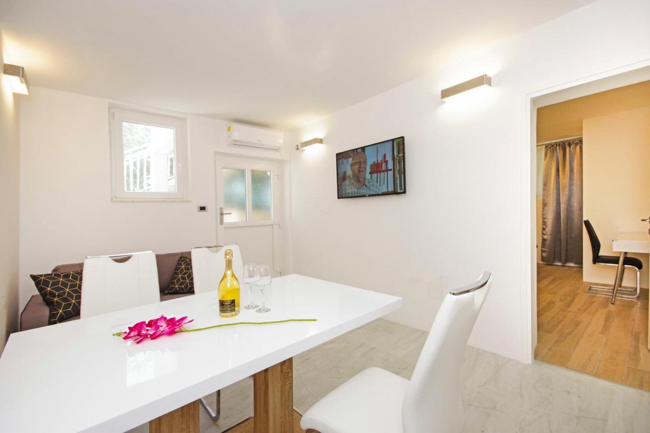 Split Symphony Garden: Modern, New Apartment Exterior foto