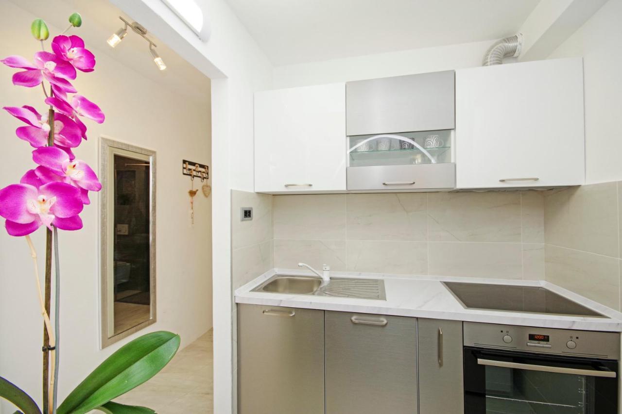 Split Symphony Garden: Modern, New Apartment Exterior foto