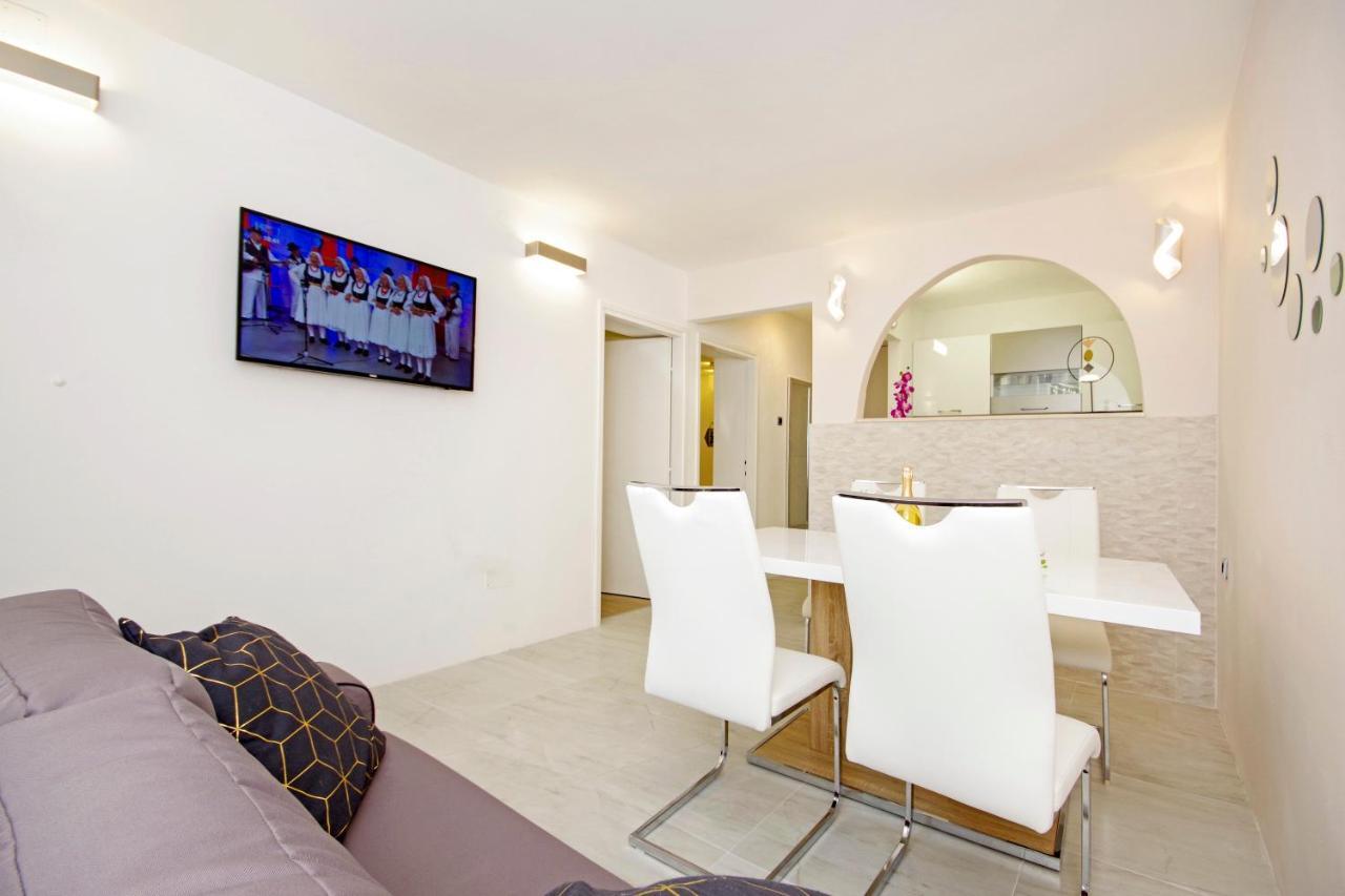 Split Symphony Garden: Modern, New Apartment Exterior foto